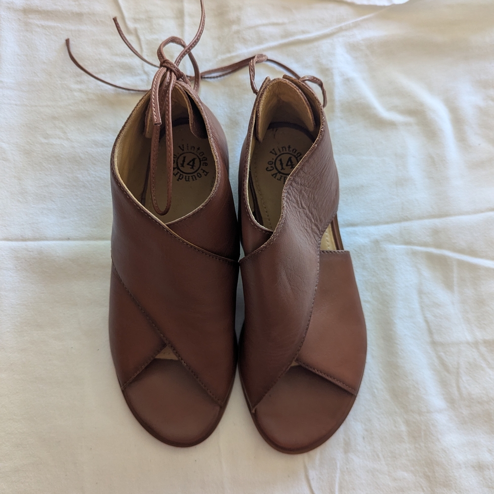 Vintage Foundry Elegant Brown Leather Sandals for Women, 6.5